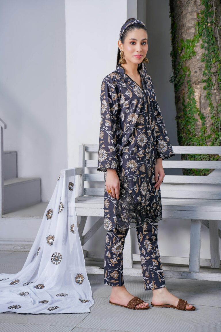 women in black dupatta